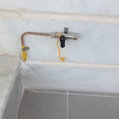 צינור גז עם ברז סגירה על קיר