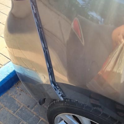 פגוש אחורי של רכב עם נזק קל וחשיפת מסגרת