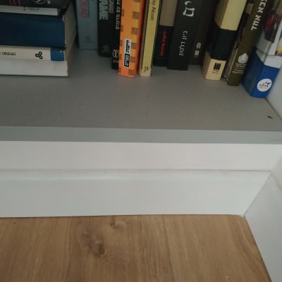 מדף עם ספרים על רקע קיר גבס