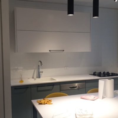 מטבח משופץ עם כיור, כיריים וכלי ניקוי