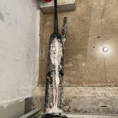 צינור סולארי עם הצטברות אבנית ולכלוך