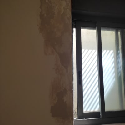 קיר עם קילופי צבע ליד חלון