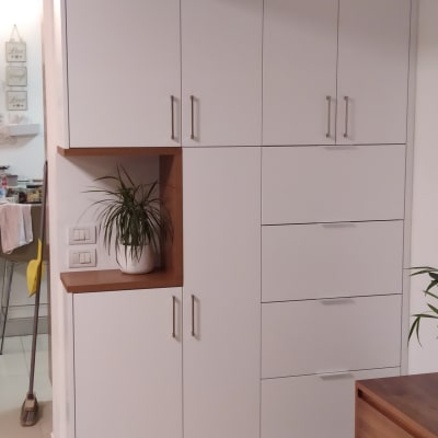 ארון עץ לבן עם ידיות מתכת