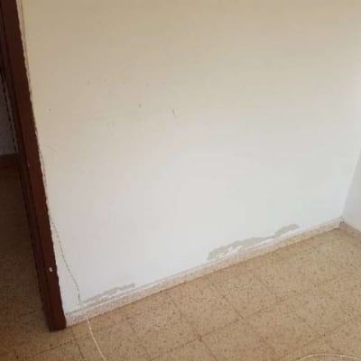 קיר עם קילופי צבע בתחתית