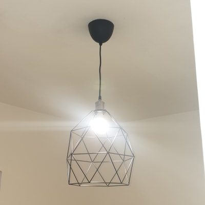 מנורת תקרה עם כבל חשמל תלוי מהתקרה