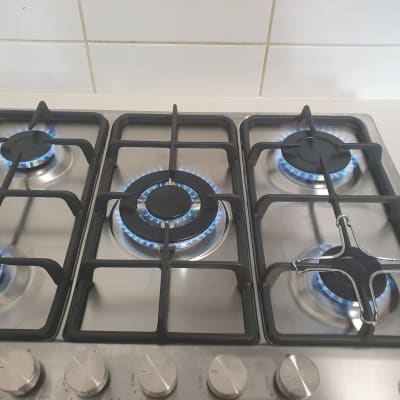 כיריים גז עם חמש להבות דולקות