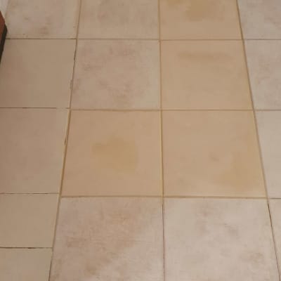 רצפת אריחים עם כתמי רטיבות גלויים