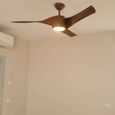 מאוורר תקרה מעוצב עם תאורה בחדר משופץ