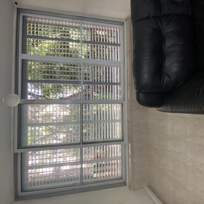 חלון אלומיניום עם תריסים פנימיים