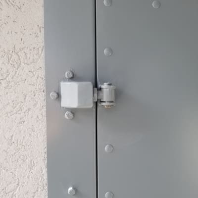 מסגרת מתכת אפורה עם ברגים וצירים