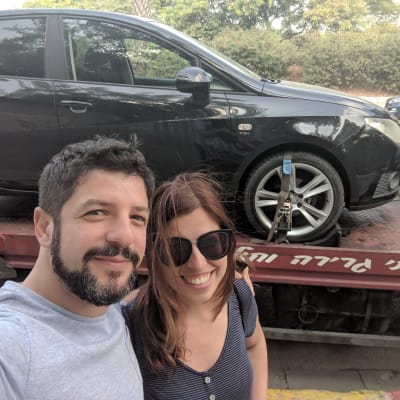 רכב שחור על גרר עם רצועות קשירה