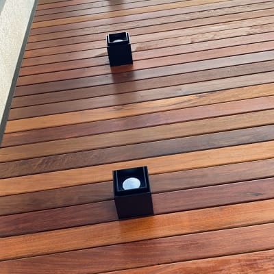 קיר עץ עם גופי תאורה מרובעים שחורים