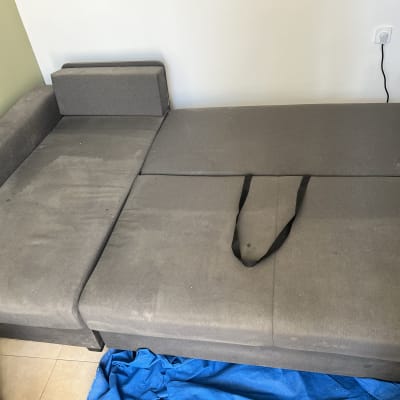 ספה אפורה עם כתמי לכלוך על המושב