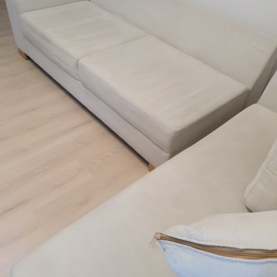 ספה בהירה עם כרית נשלפת וריצוף עץ