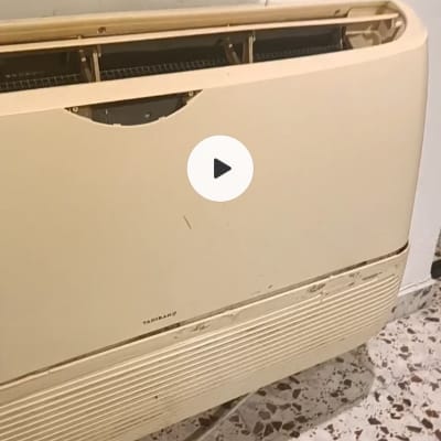 מזגן ישן על קיר עם סימני שחיקה