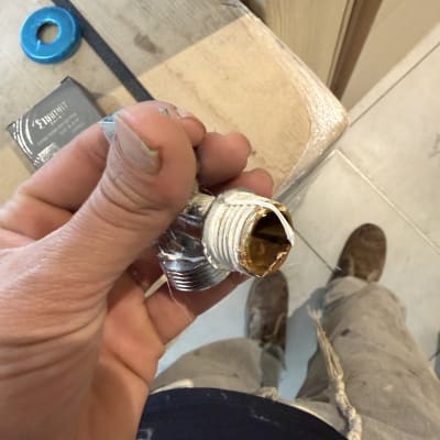 חלקי אינסטלציה וכלי עבודה על רצפה