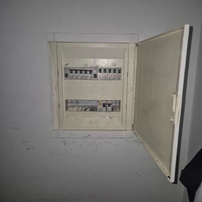 לוח חשמל פתוח עם מפסקים