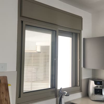 חלון עם תריסים במטבח מודרני