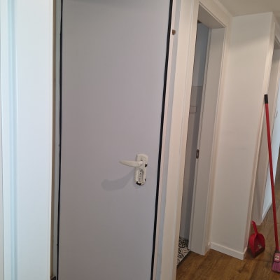 דלת עם ציפוי חדש במסדרון ביתי