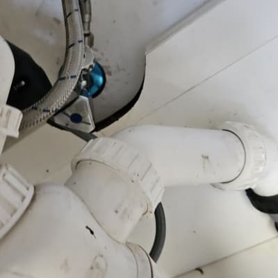 צינורות פלסטיק מתחת לכיור עם חיבורים