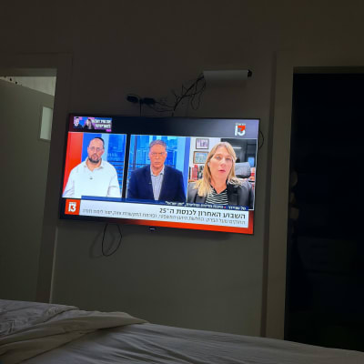 טלוויזיה עם שידור חדשות בחדר שינה