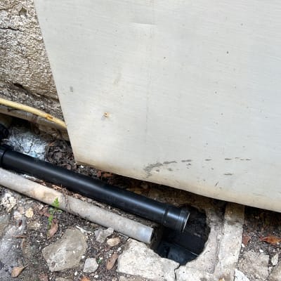 צינורות ותשתית חיצונית ליד קיר