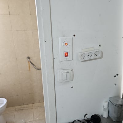 מתג דולק לדוד שמש על קיר לבן