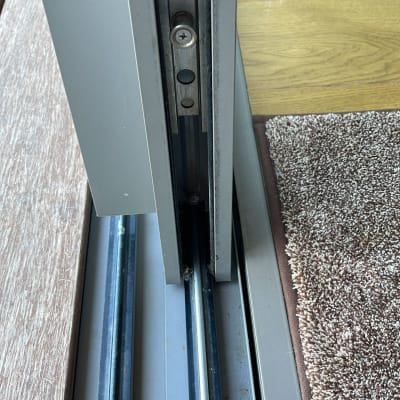 מסילה של תריסים עם ברגים ומסגרת מתכת