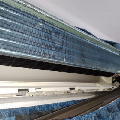 יחידת מיזוג אוויר פתוחה עם צינורות וקירור