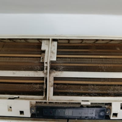 יחידת מיזוג אוויר מלוכלכת עם אבק ולכלוך