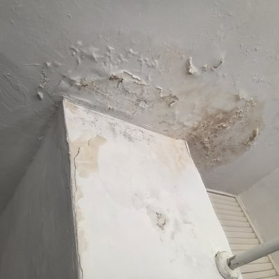 תקרה עם סימני רטיבות והתקלפות צבע