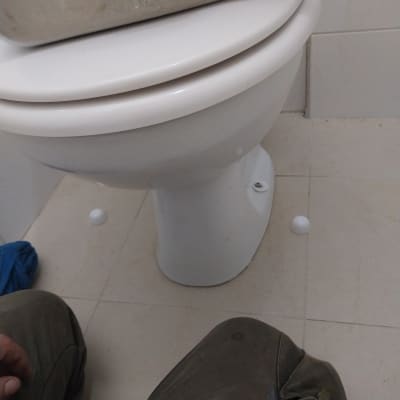 אסלה עם מיכל מים פתוח, רצפת קרמיקה