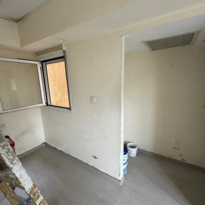 סולם צבעים ודלי צבע בחדר