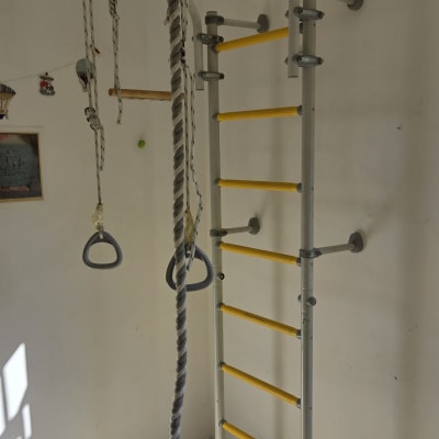 מתקן טיפוס עם חבלים וטבעות על קיר