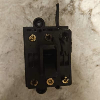 מתג חשמלי עם חוטים חשופים וברגים