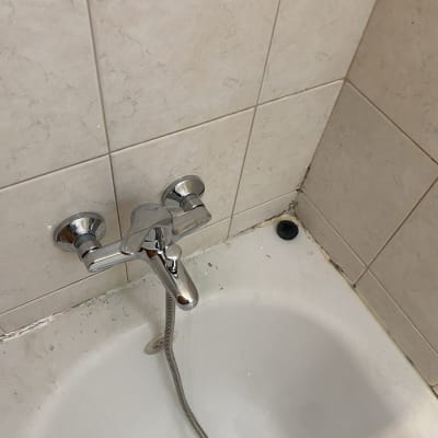 ברז אמבטיה עם צינור מתכת וכפתורי שליטה