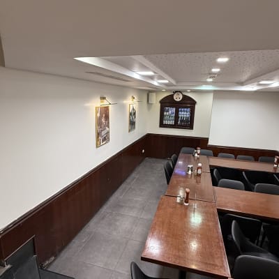 תמונות תלויות על קיר לבן עם תאורה