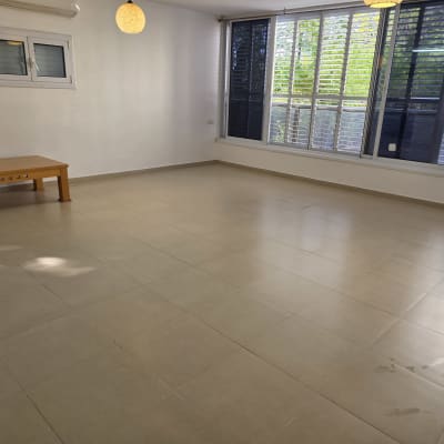 רצפה נקייה וחלונות עם תריסים פתוחים