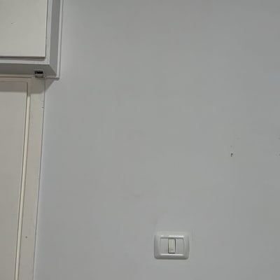 מתג חשמל על קיר לבן