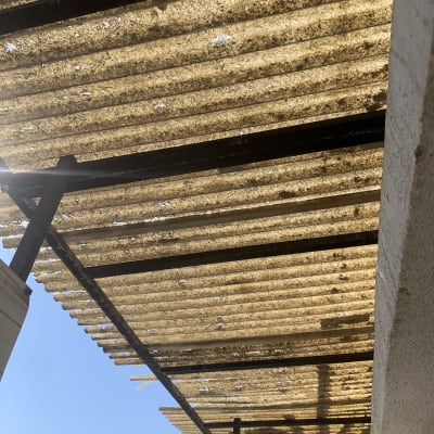 סוכך עשוי לוחות גלי עם תמיכה מתכתית.