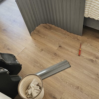 חלקי תריסים וכלים על רצפת עץ