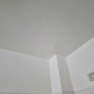 קיר עם סדק קטן בתקרה