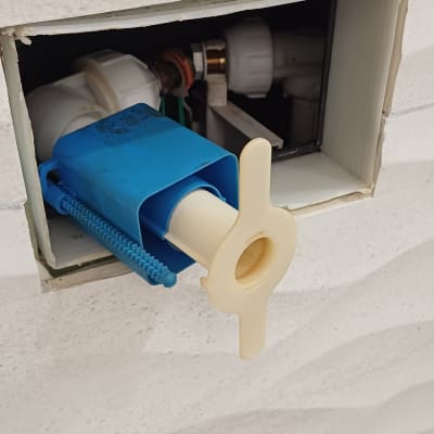 שסתום פלסטיק כחול בקיר לבן