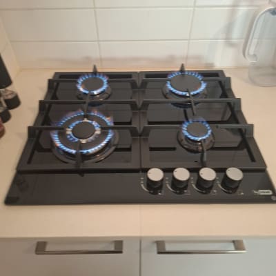 כיריים גז עם ארבעה מבערים דולקים