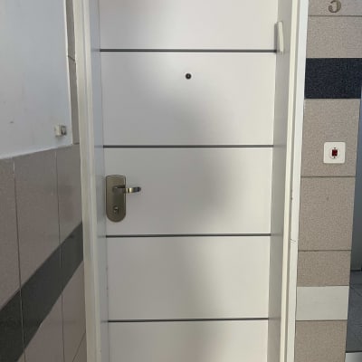 דלת לבנה עם ידית מתכת ומספר 3