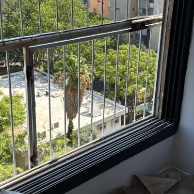 נוף עירוני מבעד לחלון עם סורגים