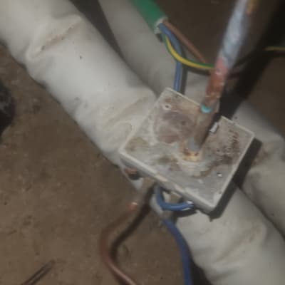 חיבורים חשמליים על צינור דוד שמש