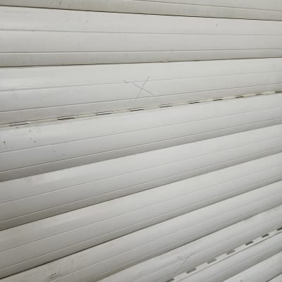 תריסים לבנים עם סימן איקס בעט כחול