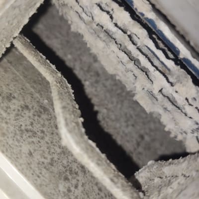 פילטר מזגן מלוכלך עם אבק ולכלוך