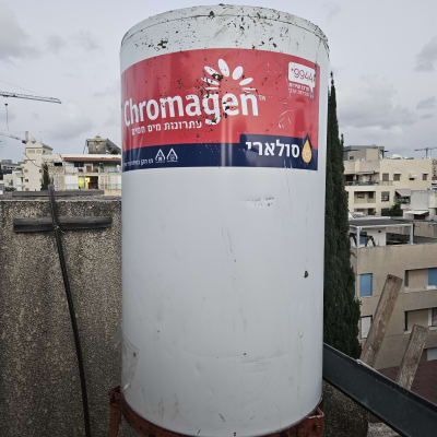 דוד שמש עם מדבקה של כרומגן על גג